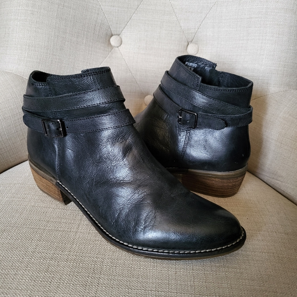 Journee Signature Rachelle Women's Leather Ankle Boots